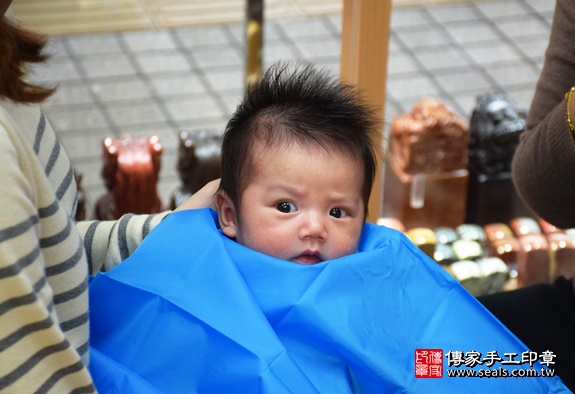 剃胎毛、滿月剃頭、嬰兒剃頭、嬰兒理髮、嬰兒剃髮、嬰兒剃胎毛、嬰兒滿月剃頭、寶寶剃頭、剃胎毛儀式、剃胎毛吉祥話、滿月剃頭儀式、滿月剃頭吉祥話、寶寶剃胎毛、寶寶滿月剃頭理髮、 新竹香山區剃胎毛、新竹香山區滿月剃頭、新竹香山區嬰兒剃頭剃胎毛、新竹香山區嬰兒理髮、新竹香山區嬰兒剃髮、曾寶寶(新竹香山區嬰兒寶寶滿月剃頭理髮、免費嬰兒剃胎毛儀式吉祥話)。中國風會場，爸媽寶貝免費穿「日中韓」古裝禮服。專業拍照、DVD光碟、證書。★購買「臍帶章、肚臍章、胎毛筆刷印章」贈送：剃頭、收涎、抓周，三選一。2015.12.21 照片14